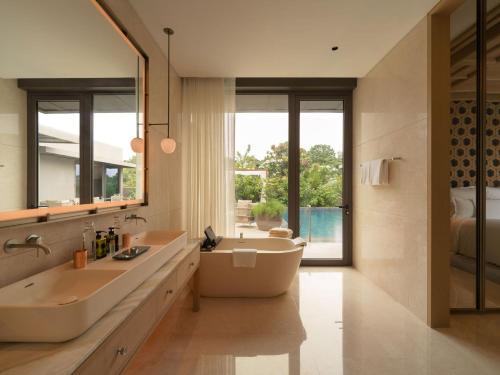 room detail thumbnail 2