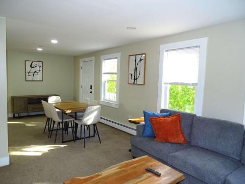 Comfortable Renovated 3 Bed Apartment in Framingham (Massachusetts)