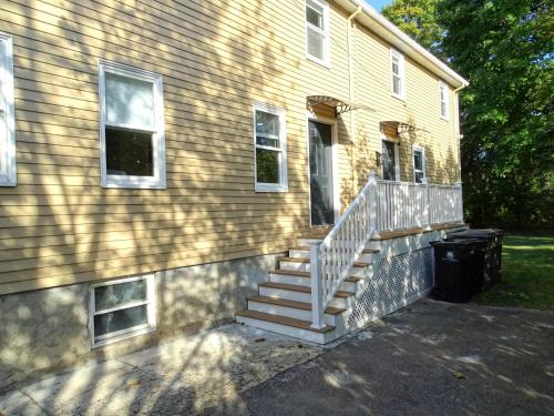 Comfortable Renovated 3 Bed Apartment in Framingham (Massachusetts)