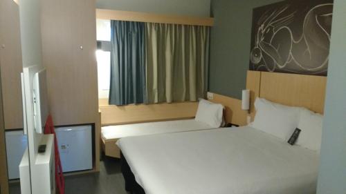 1 queen bed, 1 twin bed