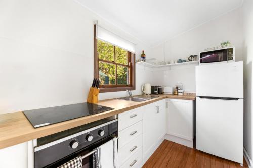Konyha, Central Tilba Overnight Retreat ! King Bed, Ensuite, Pet-Friendly in Central Tilba