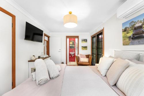 Central Tilba Overnight Retreat ! King Bed, Ensuite, Pet-Friendly in Central Tilba