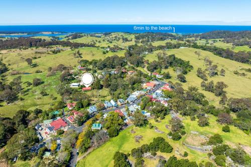Strand, Central Tilba Overnight Retreat ! King Bed, Ensuite, Pet-Friendly in Central Tilba