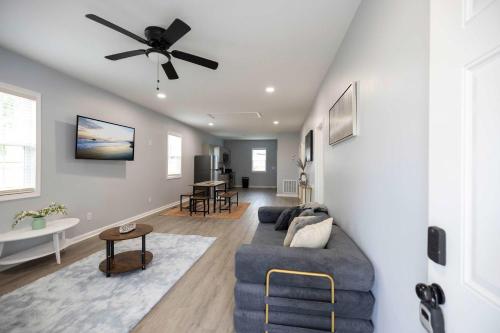 3 Min to Downtown - 10 Min to Elon - Smart TVs