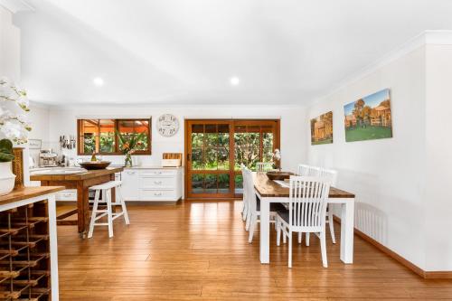 Konyha, Serene Farm Stay, Modern 3BD, Central Tilba near Mystery Bay! Pets OK in Central Tilba