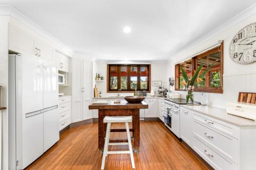 Konyha, Serene Farm Stay, Modern 3BD, Central Tilba near Mystery Bay! Pets OK in Central Tilba