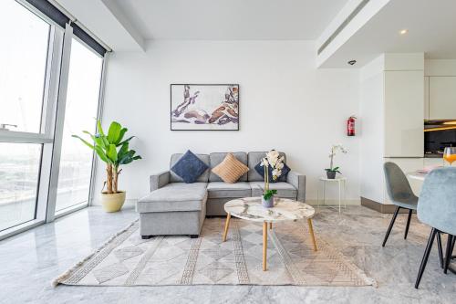 Deluxe 1BR Business Bay - with Canal and Skyline Views, Dubái