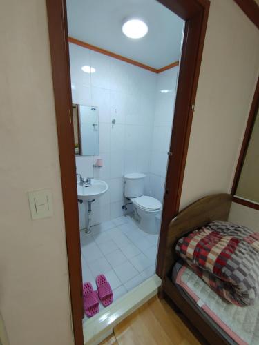 White House in Seoul Female only room Shared bathroom with up to 3 other female travellers, Seoul (photo 6)