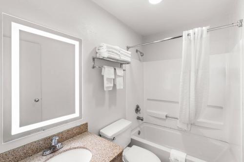 Quality Inn Atlanta Airport-Central - image 2