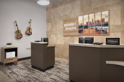 Hampton Inn & Suites Austin @ The University / Capitol