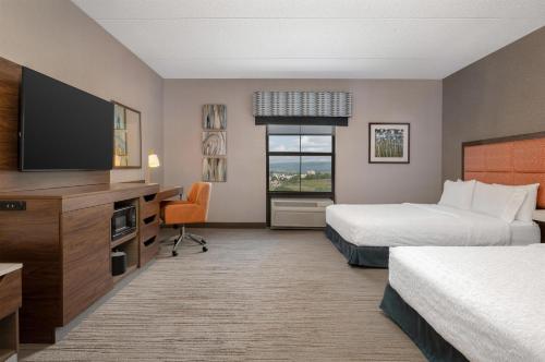 Hampton Inn & Suites Wilkes-Barre - image 3
