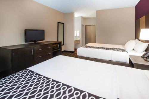 2 queen beds