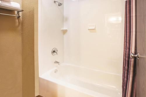 La Quinta Inn by Wyndham Indianapolis North at Pyramids - image 2