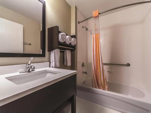 La Quinta by Wyndham Collinsville - St. Louis - image 2
