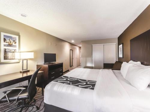 La Quinta Inn & Suites by Wyndham Collinsville - St. Louis in Collinsville