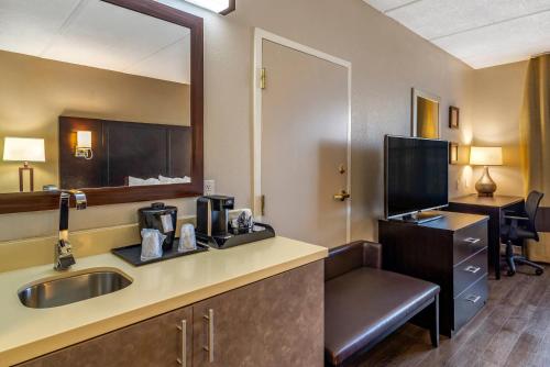 Comfort Inn & Suites near Six Flags in Lithia Springs, USA