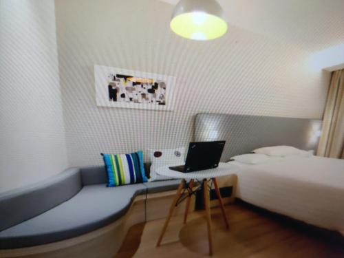 Hotel Ambika in บาฮาดราบัด