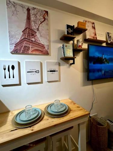Paris Theme Near Trinoma SM North LRT Roosevelt SNR Congressional Free Netflix Prime HBO Max Fast Internet, Manila
