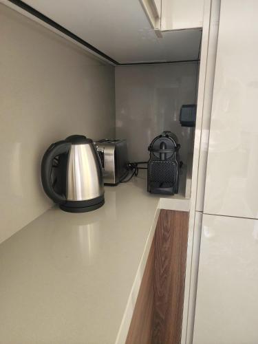 The 28 Triangle d'Or by IB Signature - Stylish two-Bedroom flat - Wifi, Self Check-in, Day and Night Security, Terrace, Swimming pool, free parking close to all facilities, Casablanca (foto 10)
