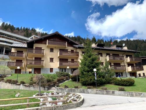 Exterior view, Trilocale Residence dei Fiori B in Madonna di Campiglio City Center
