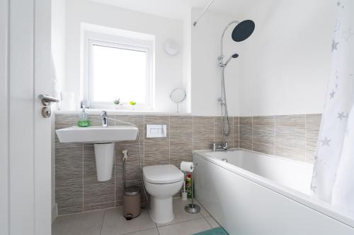 4-bedroom New House Near City Centre, Manchester (photo 4)