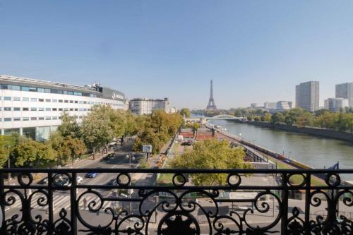 Luxury Flat Eiffel View 3BR 7 Guests - image 11
