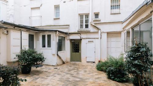 Small house near the EIFFEL TOWER ! - image 14