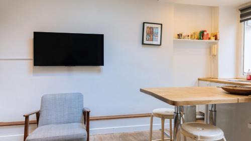 Small house near the EIFFEL TOWER ! - main image