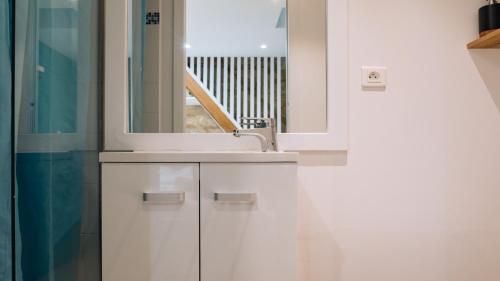 Small house near the EIFFEL TOWER ! - image 10