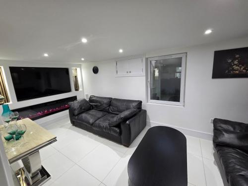 Stylish 6-Bedroom House, Town Centre, Sleeps 14, With Garden gîte à louer Merthyr Tydfil