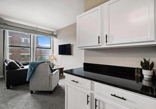 CLE 2BDR with Comfort & Conveniences Inside & Out, Cleveland (foto 8)