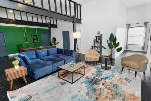 Luxury 5BR South Loop Suite with Pool Table and Optional Parking Near McCormick Place, Field Museum and Soldier Field