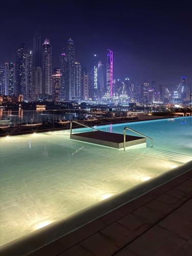 Private Beach , Luxury 2BR , Emaar 5-Star Amenities, Dubái