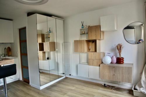 Bright studio apartment in Montmartre - image 3