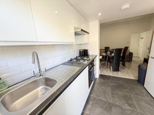 Charming flat with private garden in Finsbury Park - image 11