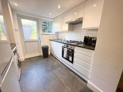 Charming flat with private garden in Finsbury Park - image 14