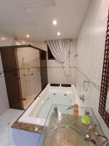 อ่างแช่น้ำร้อน, Casa inteira 3 quartos Centro Pomerode Pousada in ริเบย์เราอาเรยา