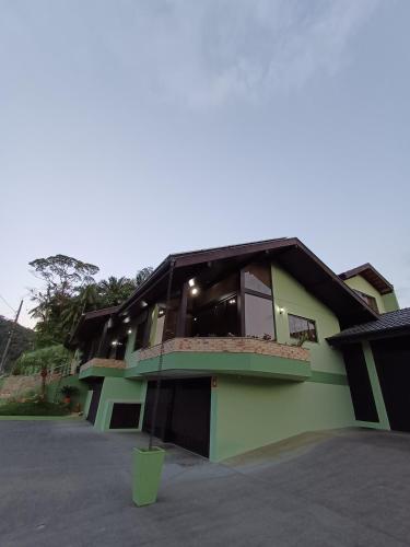 Casa inteira 3 quartos Centro Pomerode Pousada in ริเบย์เราอาเรยา