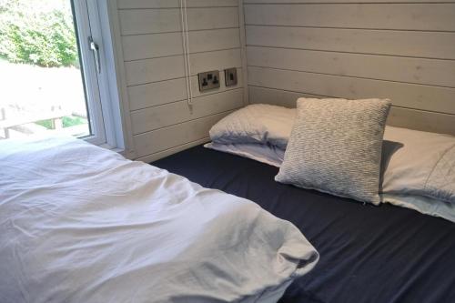 Glamping Hut - Sleeps 2 hot tub & parking in Llangadfan