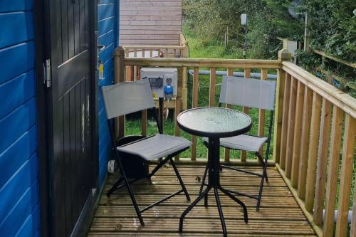Glamping Hut - Sleeps 2 hot tub & parking in Llangadfan