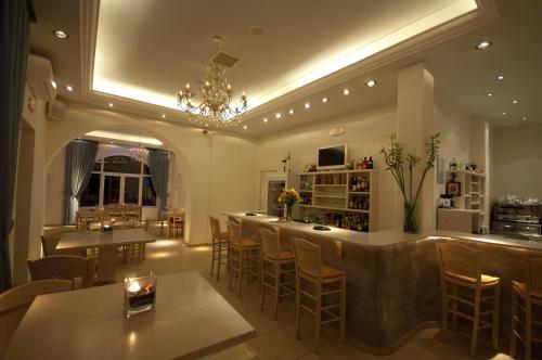 Pub/Lounge, Maki's Place Hotel in Míkonosz