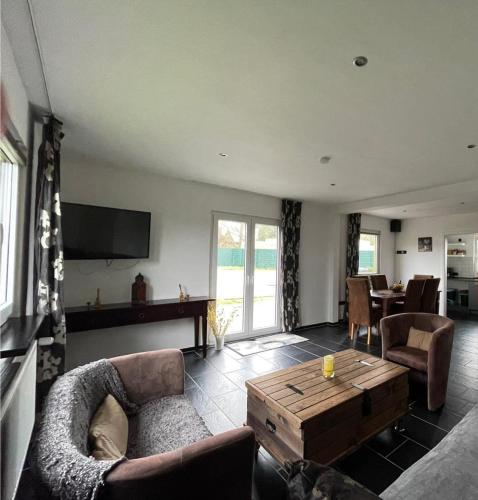 Yellow House 4.3km von Libellenweg entfernt