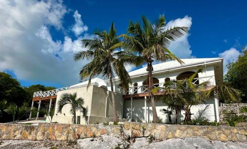 Casa Nomad Luxe 2BR Villa, Ocean Views, Pool in George Town