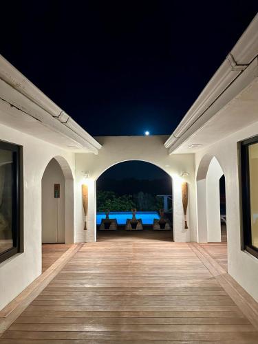 Casa Nomad Luxe 2BR Villa, Ocean Views, Pool in George Town