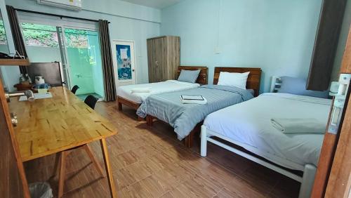 3 twin beds