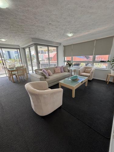 Spacious Ocean View Beach Retreat with Pool & Balcony, Gold Coast