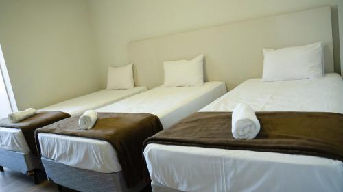 3 twin beds