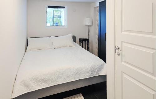 2 Bedroom Cozy Home In Skärholmen, Stockholm (photo 10)