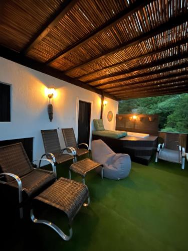 Balcony/terrace, Vista espetacular! Com jacuzzi - Ponta das Canas - Prox Lagoinha e Brava in Ponta das Canas