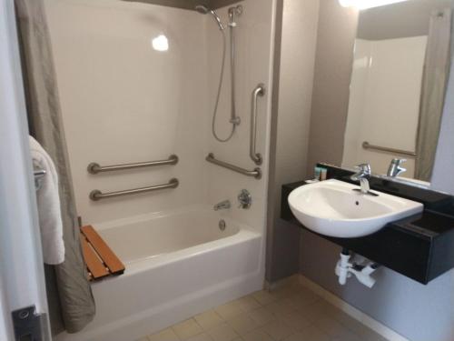 Motel 6 Cheyenne - image 2